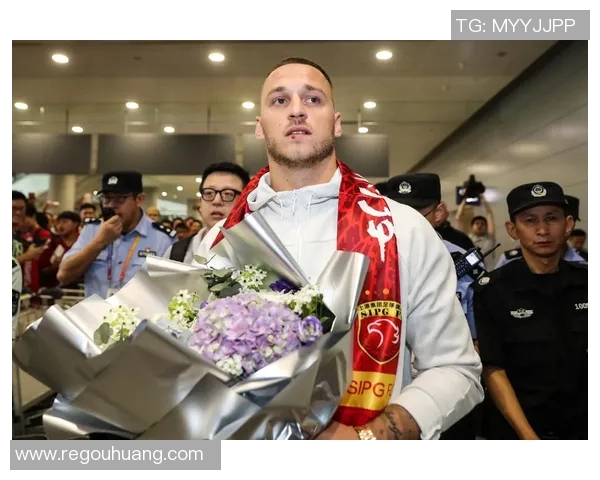 全球足球巨星灿烂笑容大集合展现运动员独特魅力与激情